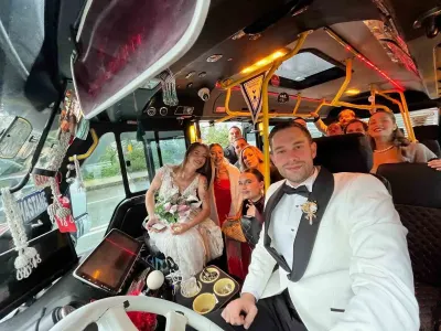 Rize'de Sıra Dışı Düğün: Gelin ve Damat Tören İçin Şehir İçi Minibüsü Tercih Etti