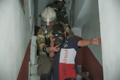 İzmir'de Korkutan Ev Yangını: 1'i Çocuk 2 Kişi Dumandan Etkilendi