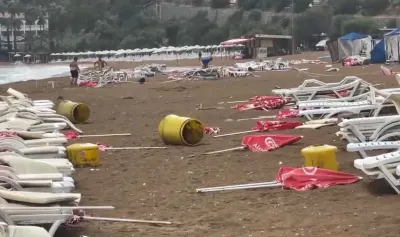 Alanya’da Şiddetli Rüzgar Sahili Savaş Alanına Çevirdi: Şezlonglar Metrelerce Sürüklendi