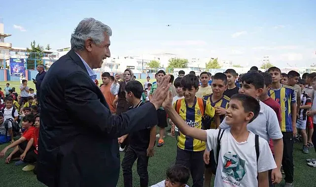 Kahta Belediyesi'nden yaz spor okulları öğrencilerine forma desteği