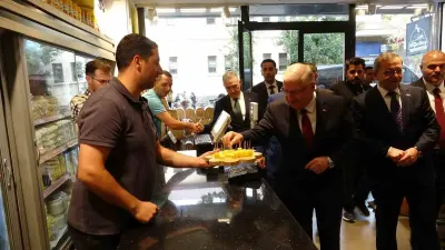 Milli Savunma Bakanı Yaşar Güler Kars'ta Esnafla Buluştu