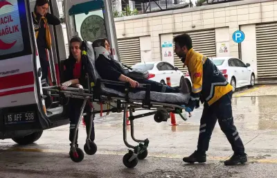 İnegöl’de Üç Otomobilin Karıştığı Zincirleme Kazada 2 Kişi Yaralandı