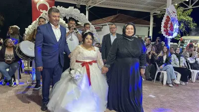 Burdur'da Down Sendromlu Genç Kızın Hayali Gerçekleşti: Temsili Düğünde Duygu Dolu Anlar