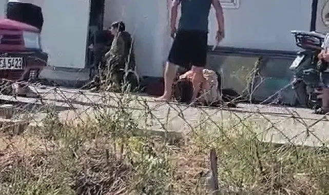 Dehşete düşüren görüntü: Karısını evlatlarının gözü önünde bıçakla yere yatırıp hunharca dövdü