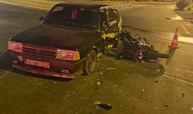 Manavgat'ta otomobil ile çarpışan motosikletteki 2 kişi yaralandı