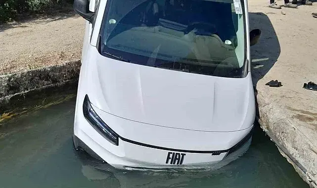 Manavgat'ta hafif ticari araç sulama kanalına düştü