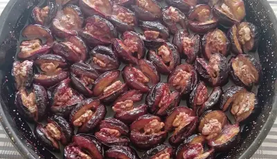 Fiyatı 4 Liraya Düşen Ton Eriği Kışlık Cevizli Fırın Tatlısına Dönüşüyor