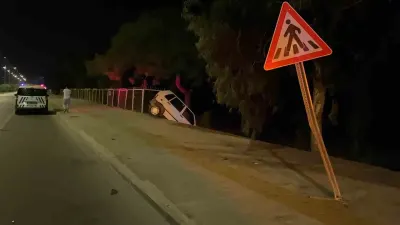 Mersin'de Trafik Kazası: Kontrolden Çıkan Otomobil Tabiat Parkı Girişinde Askıda Kaldı