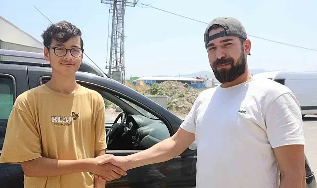 Aracında unutulan telefonu sahibine ulaştırmak için günlerce mücadele veren vatandaş, emaneti sahibine teslim edince vicdanen rahatladı