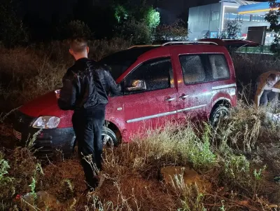 Konya'da Yağış Nedeniyle Kontrolden Çıkan Hafif Ticari Araç Şarampole Devrildi: 2 Yaralı