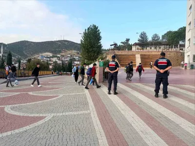 Bilecik'te Okul Çevrelerinde Sıkı Güvenlik Denetimi: 397 Şahıs Kontrol Edildi