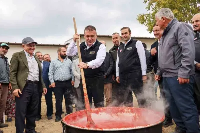 Bilecik Valisi Faik Oktay Sözer Oğulpaşa Köyü'nde Salça Kazanının Başına Geçti