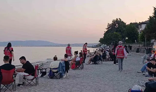 Kadın polislerden huzur mesaisi: Sahilde broşür dağıttılar