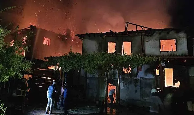 Ahşap evde çıkan yangın yanındaki diğer ahşap eve de sıçradı