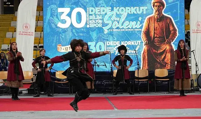 Dede Korkut Şöleni'nde 11 ülkeden 15 ekip sahne aldı