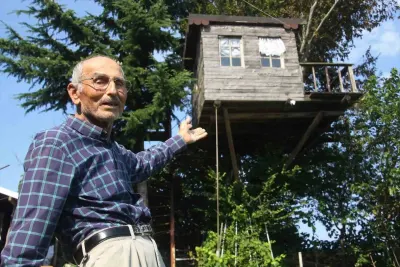 Torununun İsteğini Kırmadı: 90 Yıllık Meşe Ağacının Tepesine Ahşap Ev Kurdu