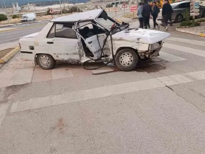 Afyonkarahisar'da Kamyonet ile Otomobil Çarpıştı: 3 Yaralı