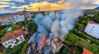 Sinop Boyabat'ta 3 katlı ahşap ev yangında kül oldu