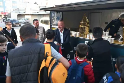 Karacabey'de "Çorba Bizden" Kampanyasına Öğrencilerden Yoğun İlgi