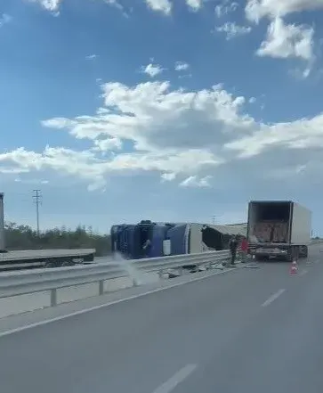 Konya'da Kontrolden Çıkan Tır Devrildi: Yükü Yola Saçıldı