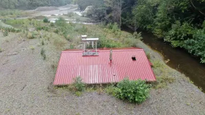 Kastamonu Bozkurt'ta 5 Yıl Önceki Selde Toprağa Gömülen 3 Katlı Evin Sadece Çatısı Görünüyor