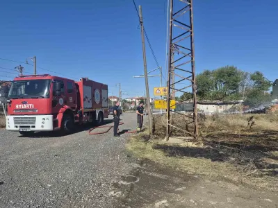 Tekirdağ Muratlı'da Arsa Yangını Korkuttu: İtfaiye Ekipleri Büyümeden Söndürdü