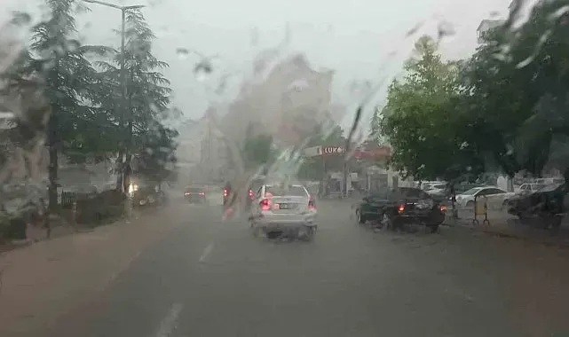 Seydişehir'de sağanak etkili oldu, iş yerlerini su bastı