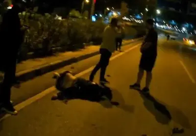 Karabük'te Motosiklet Kazası: Sürücünün Yola Savrulduğu ve Kıvılcım Çıkardığı O Anlar Kamerada