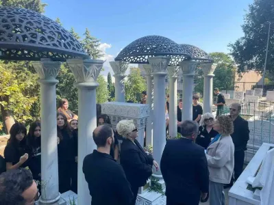 Sanat Güneşi Zeki Müren vefatının 30. yılında Bursa'da kabri başında anıldı