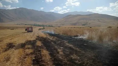 Van'ın Gevaş İlçesinde Çıkan Örtü Üstü Yangını İtfaiye Ekiplerince Söndürüldü