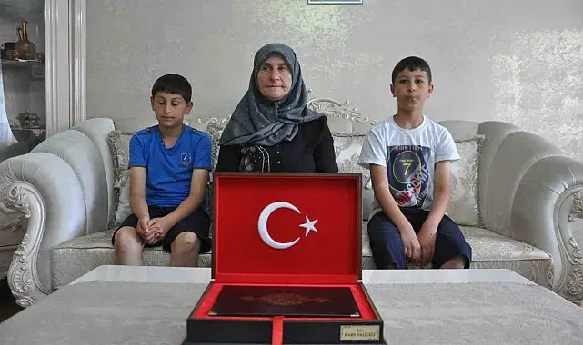 Kars'ta duygulandıran bayrak sevgisi: Aynı aileden iki kuşak, 7 yıl arayla valilik önünde Türk bayrağını öptü