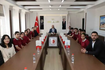 Ağrı Valisi Önder Bozkurt Cumhuriyet Anadolu Lisesi Öğrencilerini Ağırladı