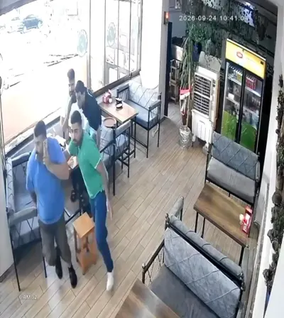 Şanlıurfa’daki Depremde Lokantada Yemek Yiyen Vatandaşın Çorapla Kaçma Anı Kamerada