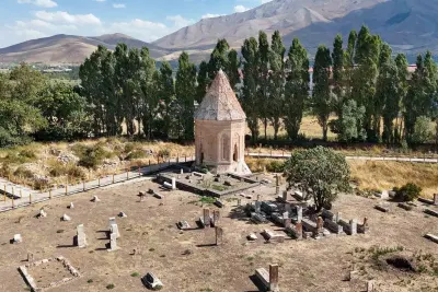 Van Gevaş'ta Tarihi Selçuklu Mezarlığı ve Halime Hatun Kümbeti'nde Restorasyon Çalışmaları Sürüyor