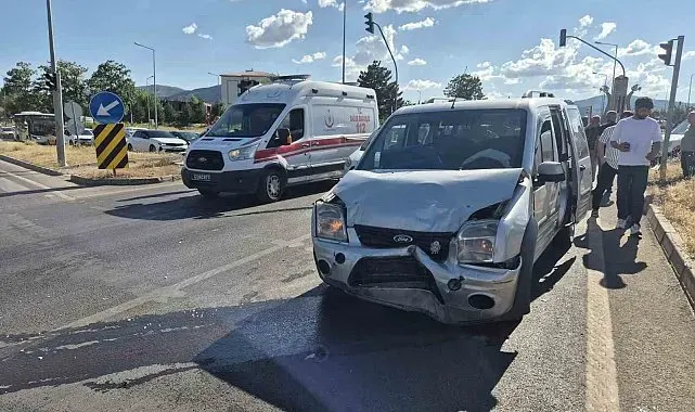 Bingölde iki hafif ticari araç çarpıştı: 2 yaralı