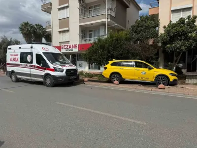 Serik’te Taksi ile Hafif Ticari Araç Çarpıştı: Mahalleli Kavşak İçin Önlem İstedi