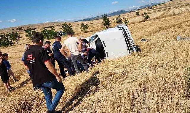 Vezirköprü'de otomobil tarlaya uçtu: 2 yaralı