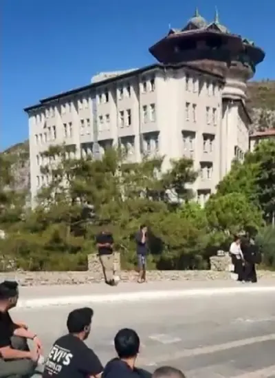 Kuşadası Ladonia Hotel Adakule'de Maaş Krizi: İşçiler Eylem Başlattı, 400 Müşteri Tahliye Edildi
