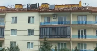 Konya'da 4 Katlı Binanın Çatısında Korkutan Görüntüler: Canlarını Hiçe Sayıp Panelleri Aşağı Attılar