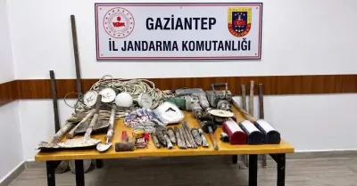 Gaziantep'te Ormanlık Alanda İzinsiz Define Kazısı Yapan 4 Şahıs Suçüstü Yakalandı