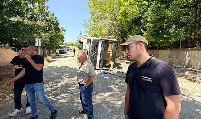 Sürücü kimseye zarar vermemek için freni boşalan tırı yan yatırdı, 1 yaralı