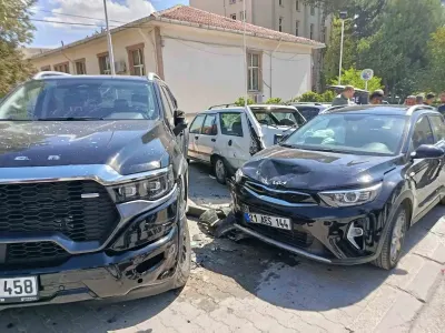 Malatya Darende'de Kontrolden Çıkan Otomobil Park Halindeki 4 Araca Çarptı
