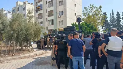 Adana'da Kesinleşmiş Hapis Cezası Olan Şahıs Elindeki Patlayıcıyla Polise Direniyor