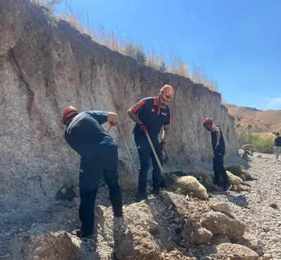 Adıyaman'da Toprak Kayması: 6 Küçükbaş Hayvan Telef Oldu, 3'ü Kurtarıldı
