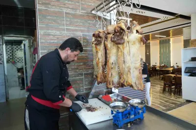 Muş’un geleneksel lezzeti büryan tandırda özenle pişiyor