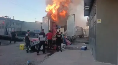 Kars Sanayi Sitesi'nde Nakliye Kamyonu Alevlere Teslim Oldu