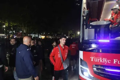 A Milli Futbol Takımı Kocaeli'de Taraftarların Coşkulu Karşılamasıyla Moral Depoladı