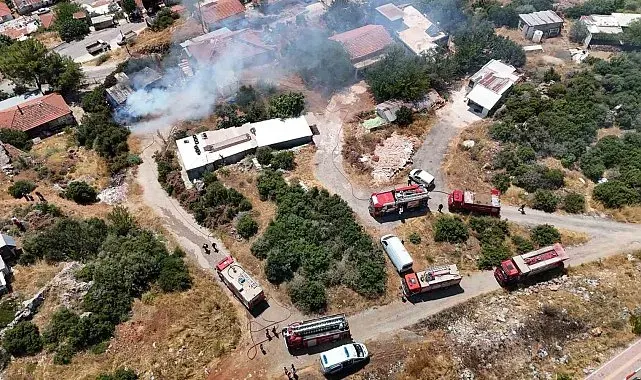 İnşaat malzemelerinin bulunduğu baraka alevlere teslim oldu