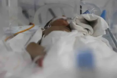 Defne Devlet Hastanesi'nde Bin 300 Gramlık Prematüre Bebeğe Başarılı Ameliyat