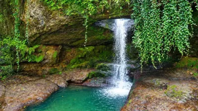 Artvin'deki Delikli Kaya Şelalesi çevre düzenlemesiyle yenilendi